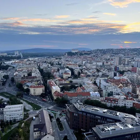 Stylish 17Th-Floor View Apt